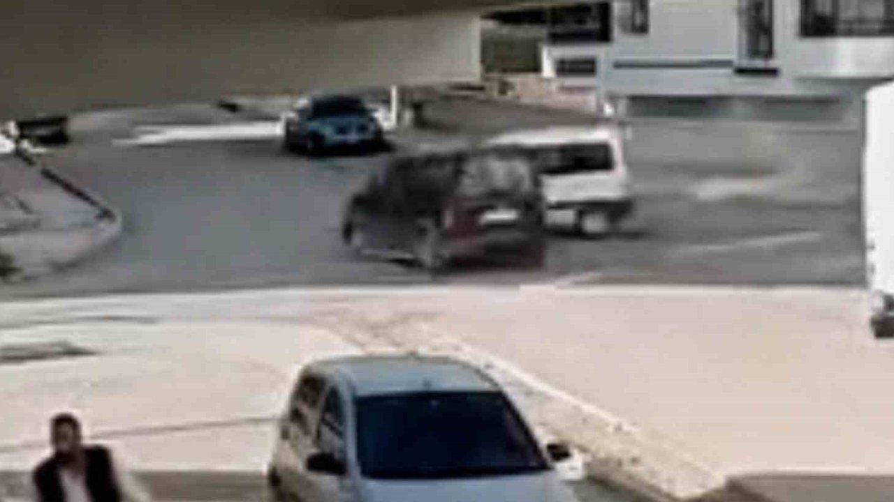 Elazığ’da hafif ticari araçlar çarpıştı