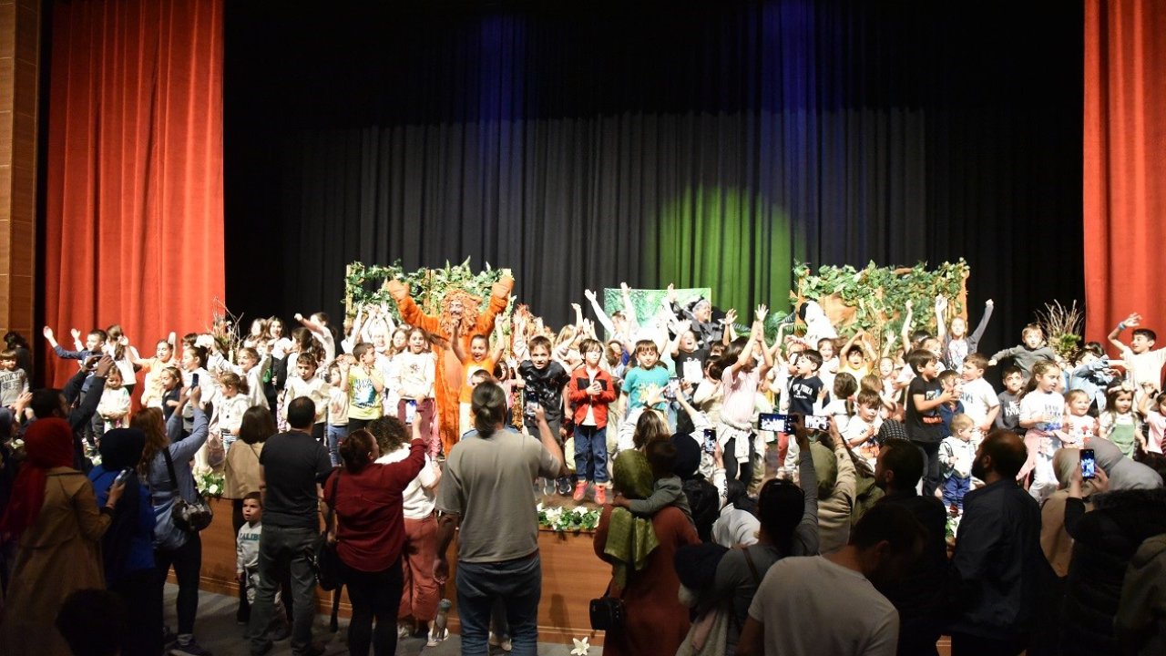 Müzikal tiyatro oyunu minik tiyatroseverlerle buluştu