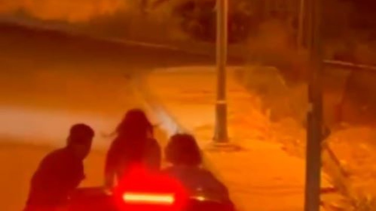 Beylikdüzü’nde araç camından sarkarak yolculuk yapan şahıslar kamerada