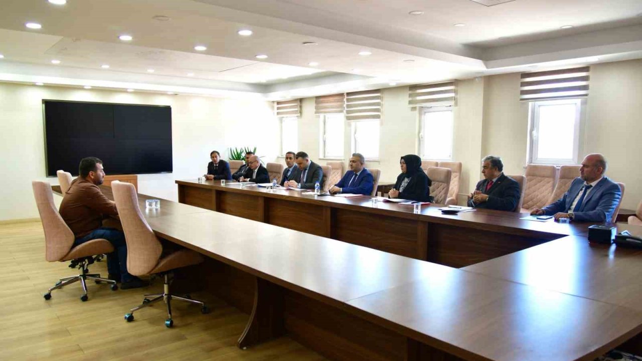 Vali Çiçek, Halk gününde vatandaşların sorunlarını dinliyor