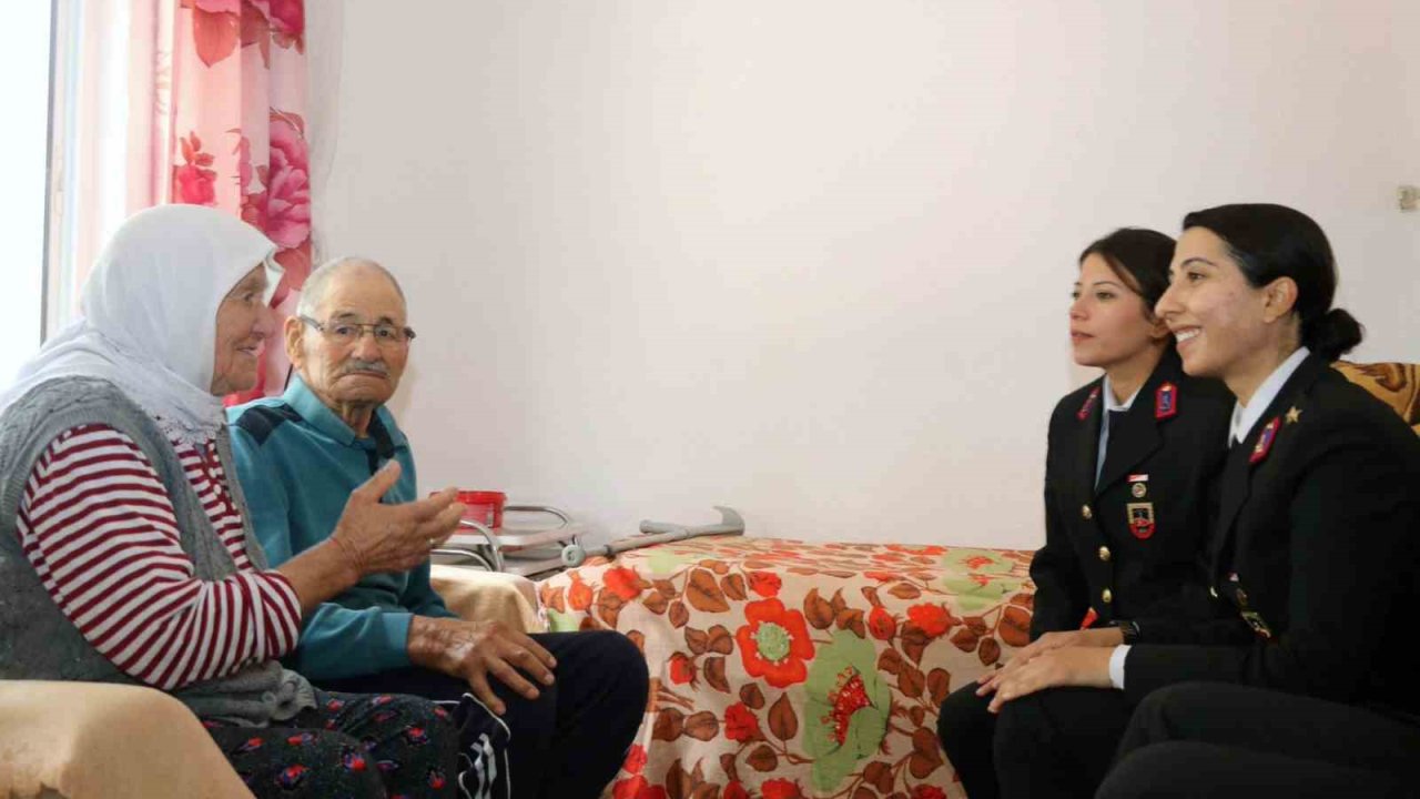 Jandarmadan 75 yıllık evli çifte anlamlı ziyaret