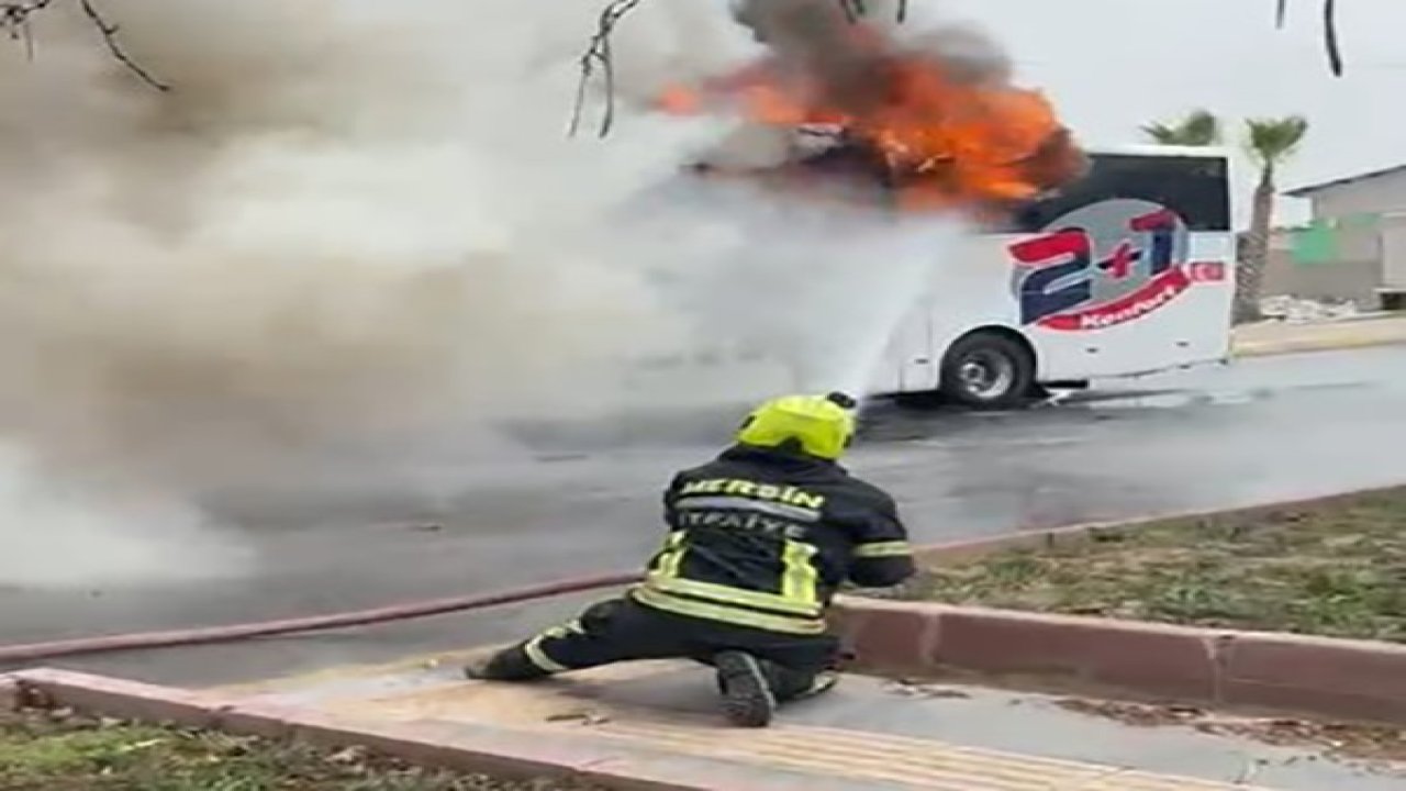 Yolcu otobüsü alev alev aldı, yolcular son anda tahliye edildi