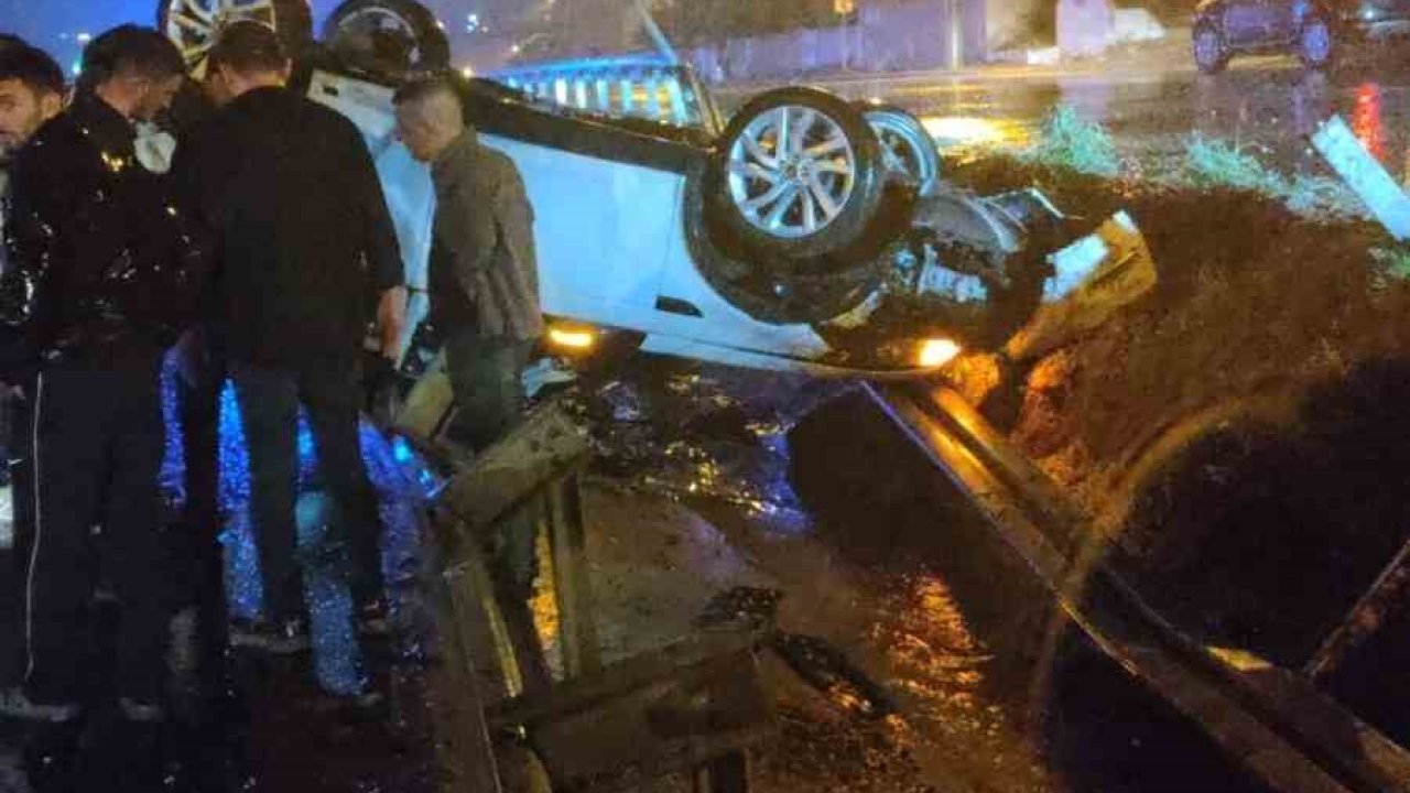 Keşan’da virajı alamayarak bariyerlere çarpan otomobildeki 3 kişi yaralandı