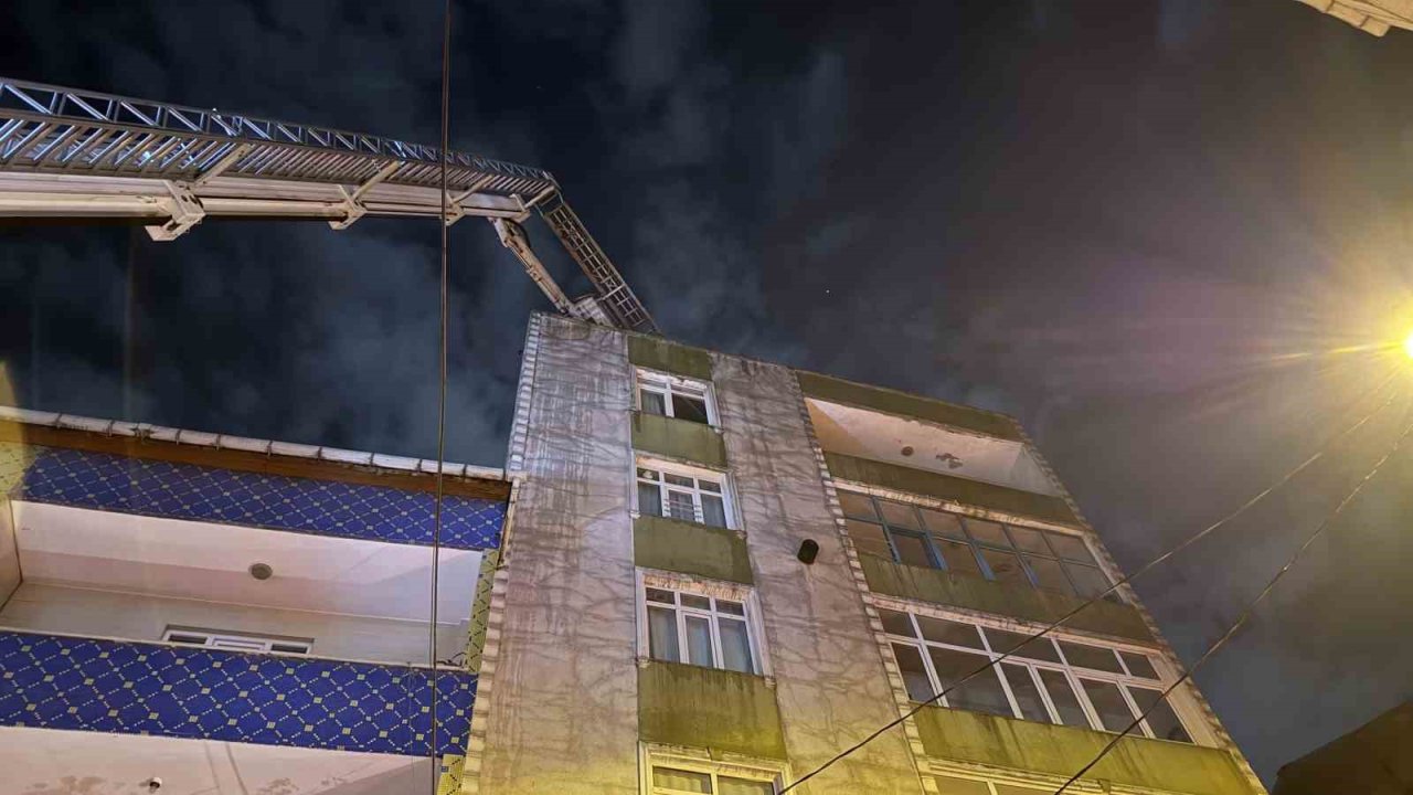 Küçükçekmece’de 7 katlı binanın çatısı alev alev yandı