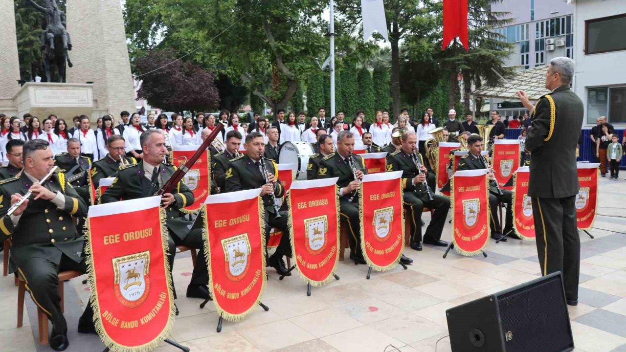 Ege Ordusu Bölge Bandosu, öğrencilerle birlikte Denizli’de konser verdi