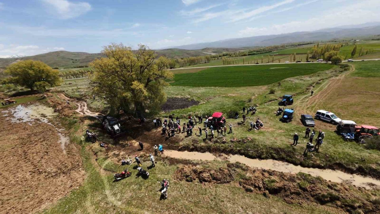 Yüzün üzerinde köylü tarım için bir araya geldi: 4 kilometre uzunluğundaki sulama kanalı imece usulüyle temizlendi