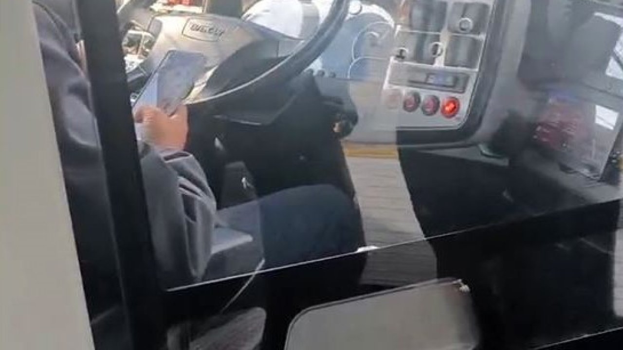 Metrobüs şoföründen "pes" dedirten duyarsızlık : Seyir halinde sohbet edip cep telefonu ile ilgilendi