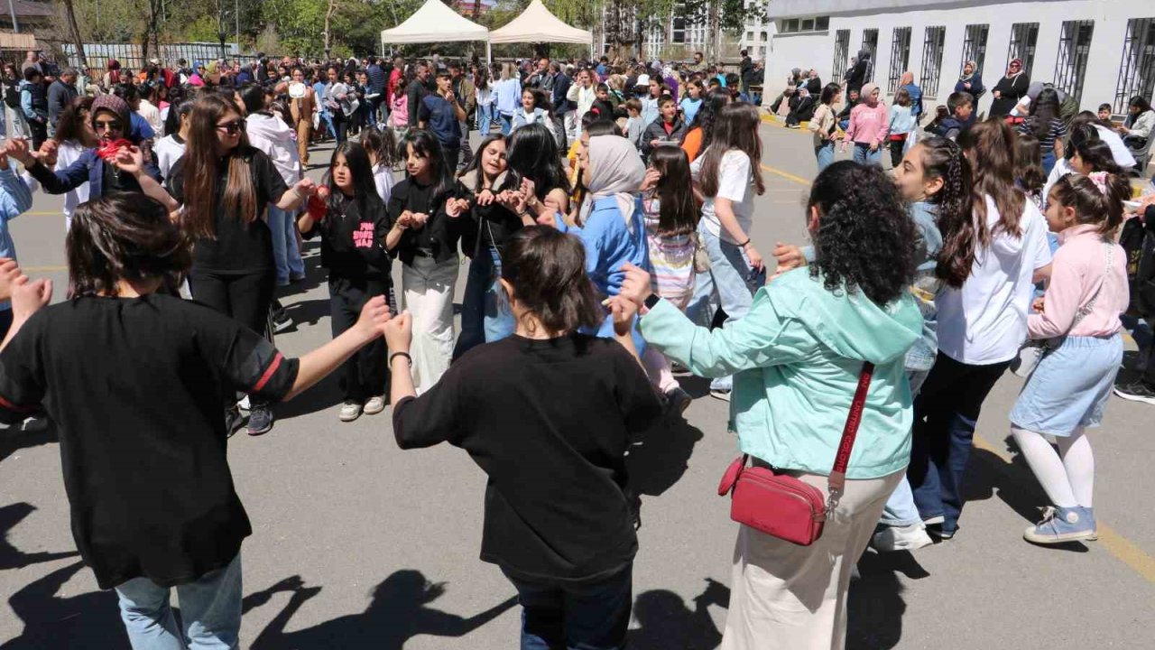 Kütüphane için hayır çarşısı düzenlediler