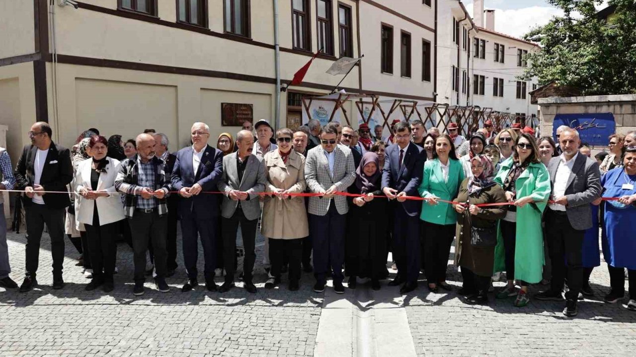 Germiyan Sokak’ta çifte açılış, Kütahya kültür ve lezzetle buluştu
