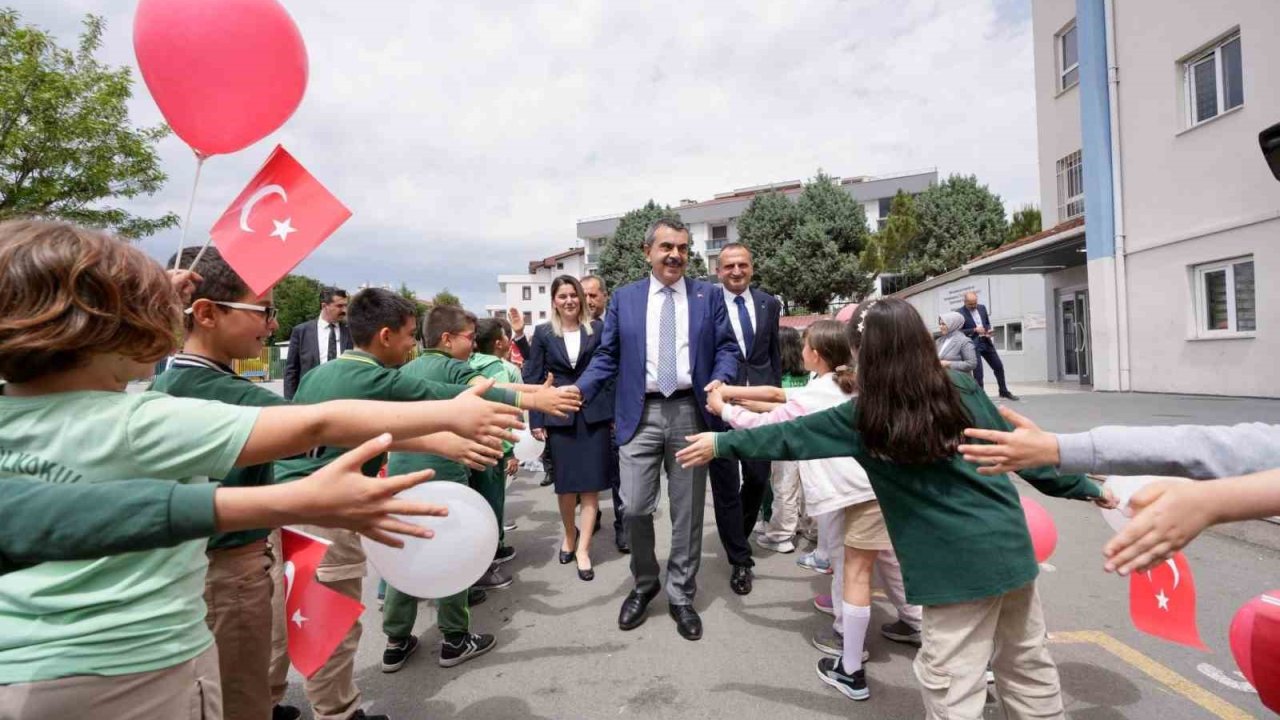Bakan Tekin Atatürk İlkokulu’nu ziyaret etti, bayrak törenine katıldı