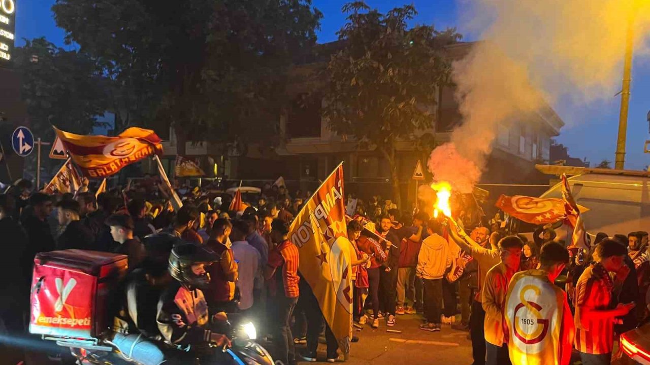 Galatasaray taraftarları Florya’da şampiyonluğu kutluyor