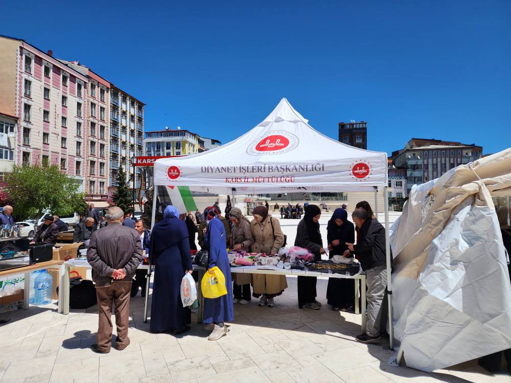 Kars’ta Filistin Gazze Yararına Hayır Çarşısı Kuruldu