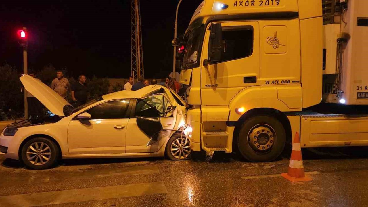 Tırla çarpışan otomobil demir yığınına döndü: 2 yaralı