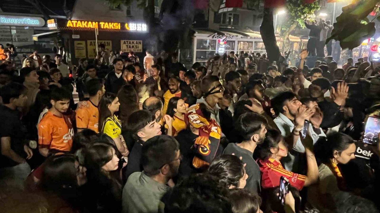 Fenerbahçe forması ile Galatasaray’ın şampiyonluğunu kutladı