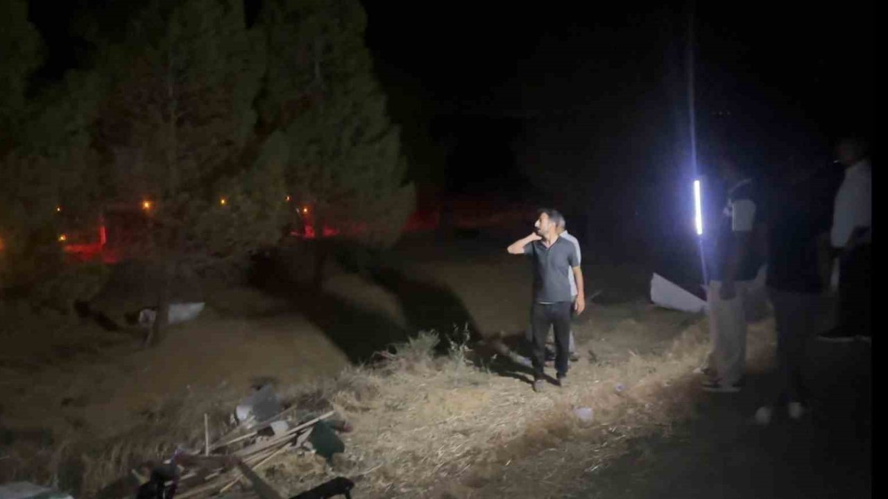 Buğday yüklü tır devrildi