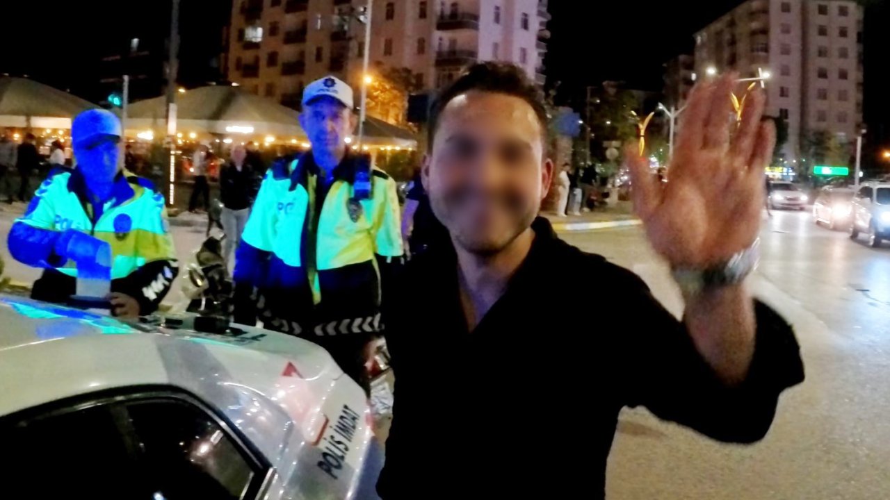 Plakasız motosikletiyle yakalanan alkollü ve kasksız sürücü, basın mensubuna el sallayıp poz verdi