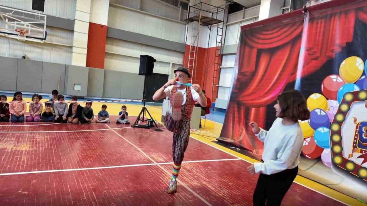 Madagaskar sirki Erciş’te nefes kesti