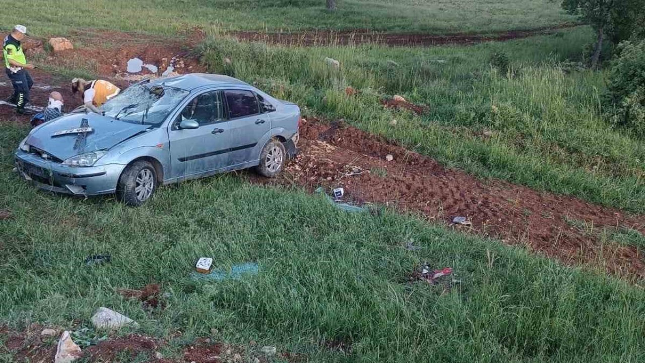 Dursunbey’de otomobil şarampole uçtu; 3 yaralı