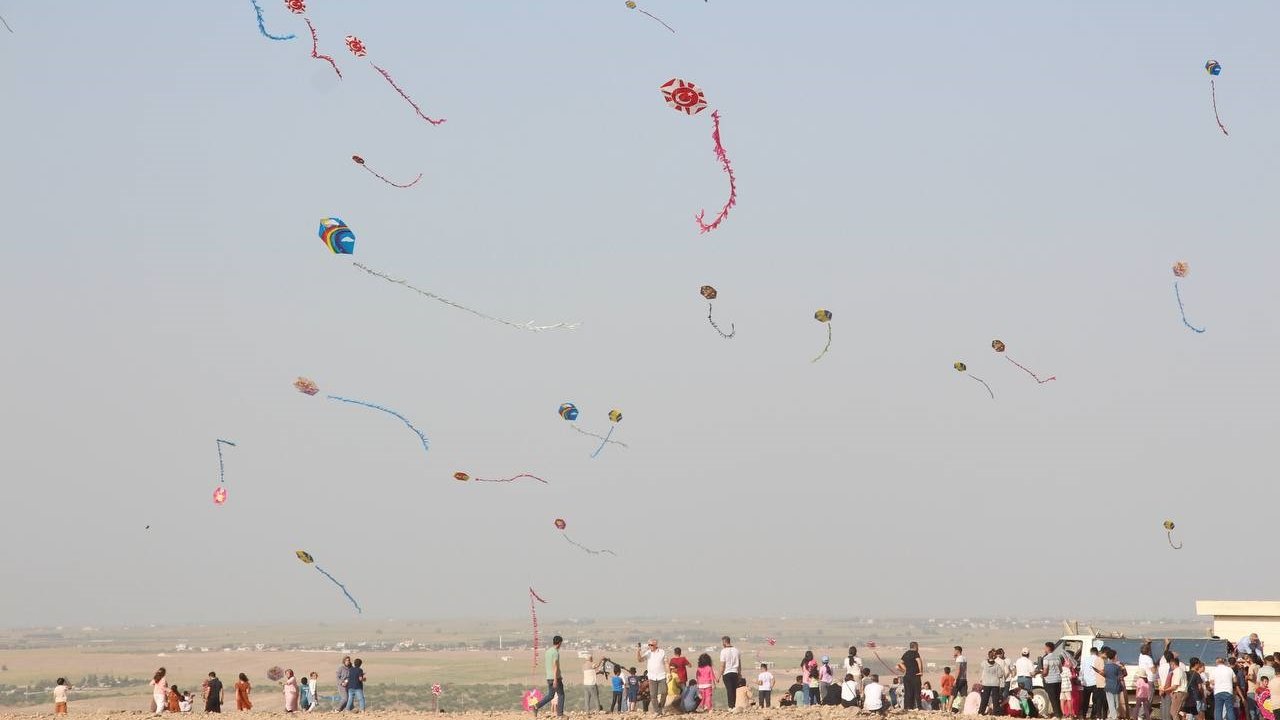Yüzlerce uçurtma Suriye sınırında gökyüzünü süsledi