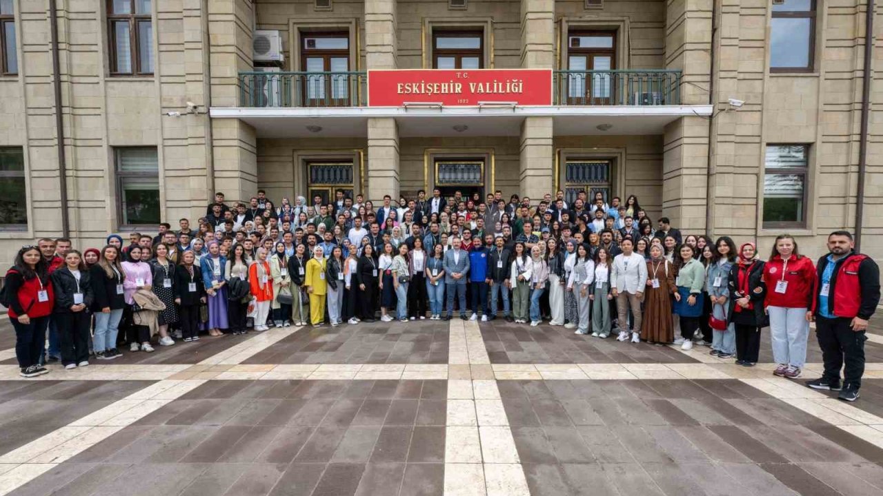 Vali Aksoy, temsilci gençleri ağırladı