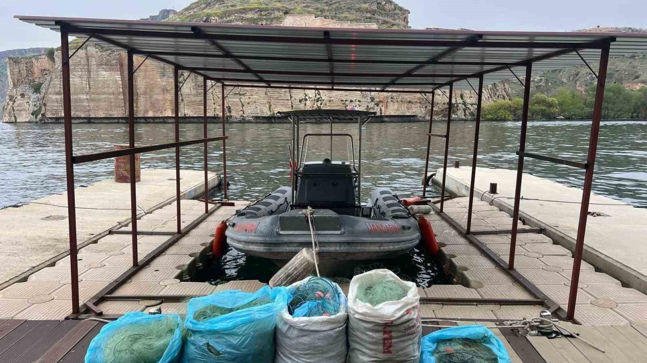 Yasak olmasına rağmen ağ atarak balık avlayan 2 şahıs yakalandı