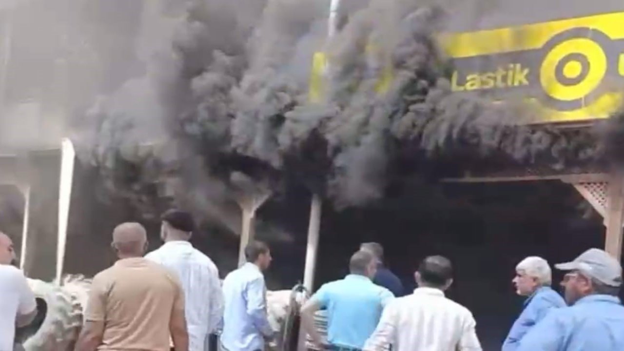 Çocuklar malzemeleri kurtarmak için dumanların arasına daldı