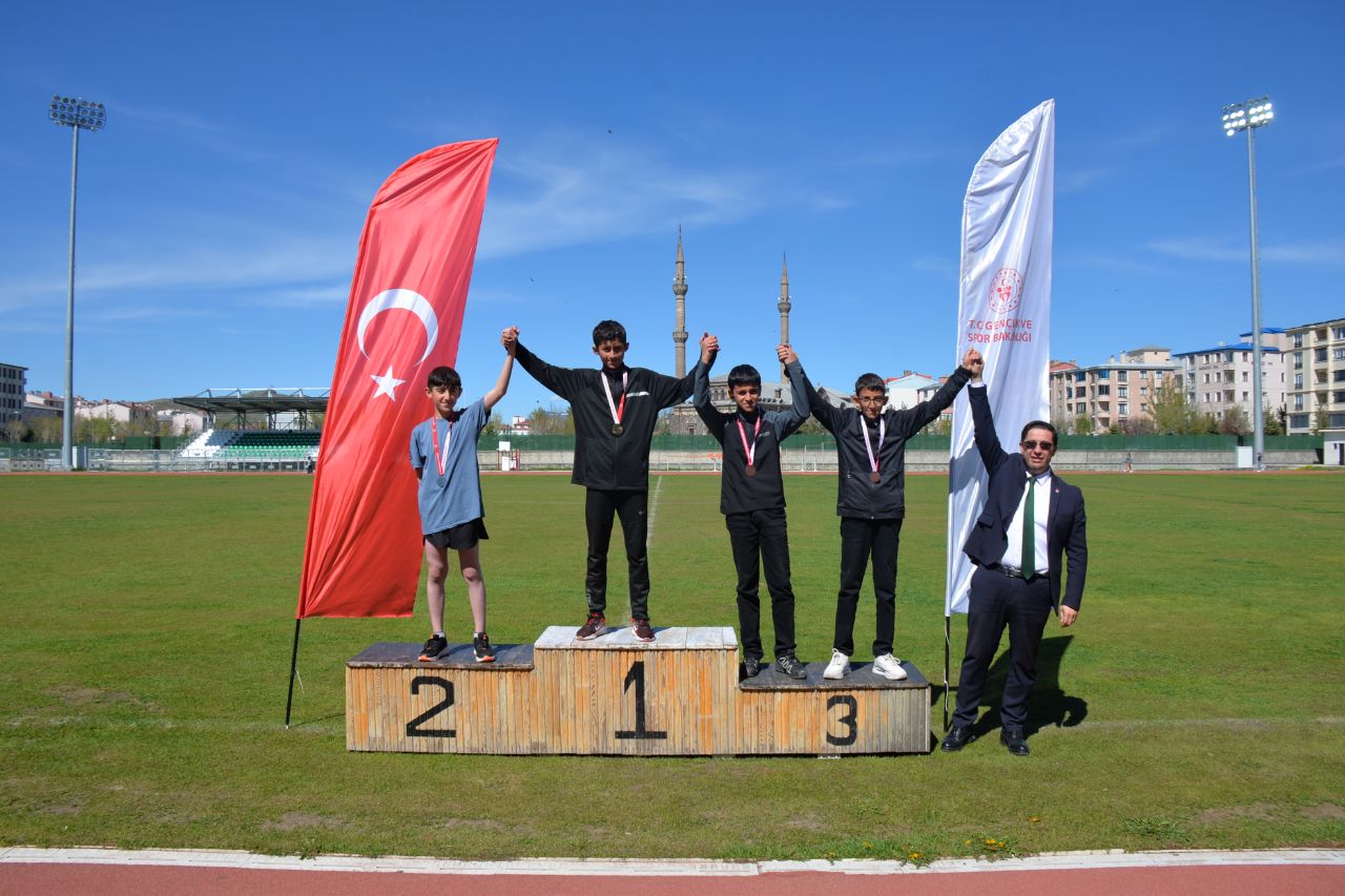 Kars’ta Gençlik Haftası Rüzgârı: Atletizm Müsabakaları Nefes Kesti