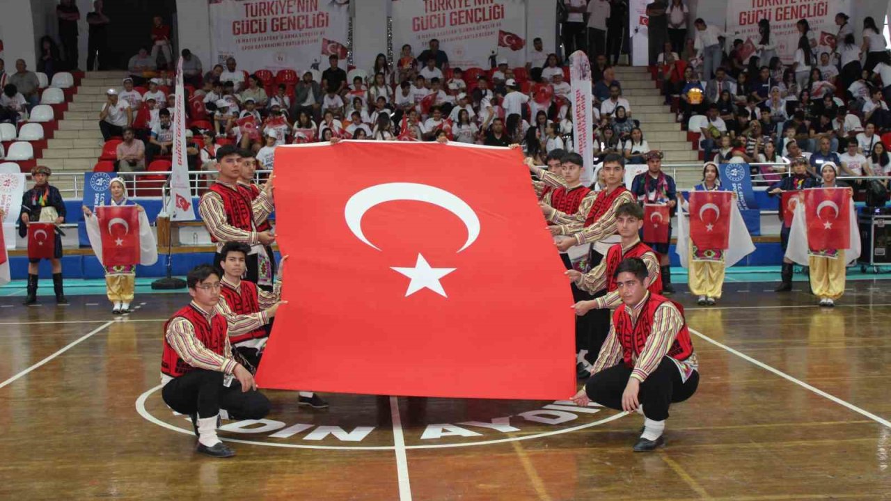 Gençlerin gösterileri ayakta alkışlandı