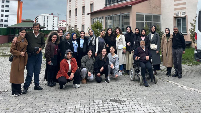 Serhat Yurdu Öğrencilerinden Huzurevi'ne Anlamlı Ziyaret