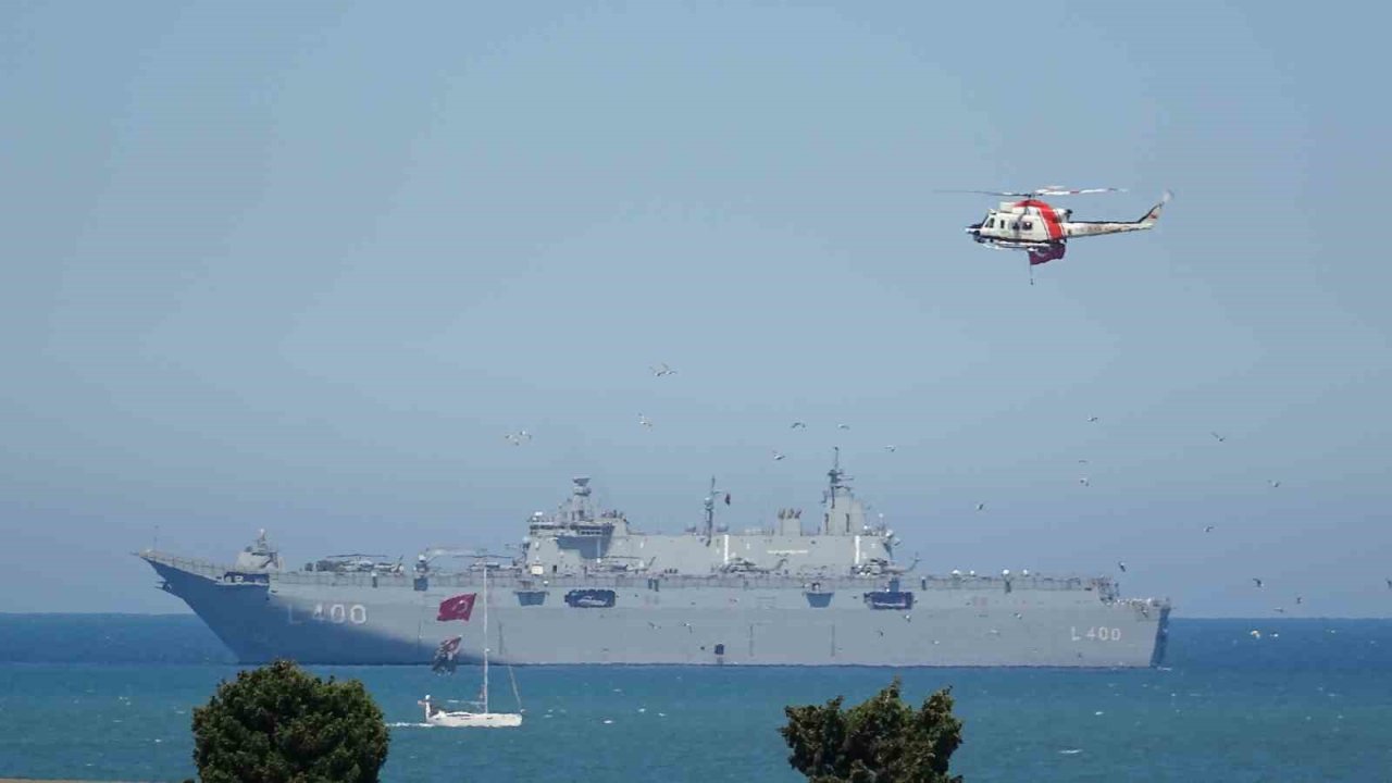 Balıkçı teknelerinden tören geçişi: TCG Anadolu ve kortej aynı karede