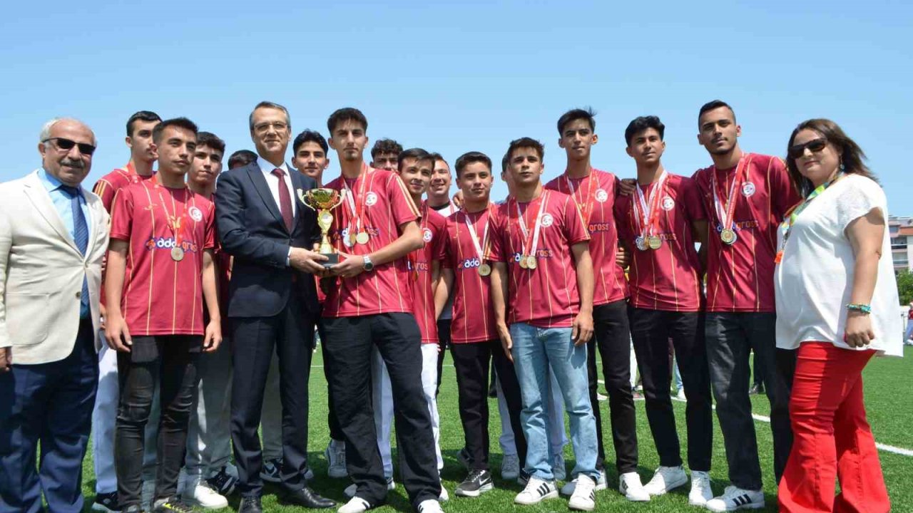 Selendi’de 19 Mayıs coşkuyla kutlandı