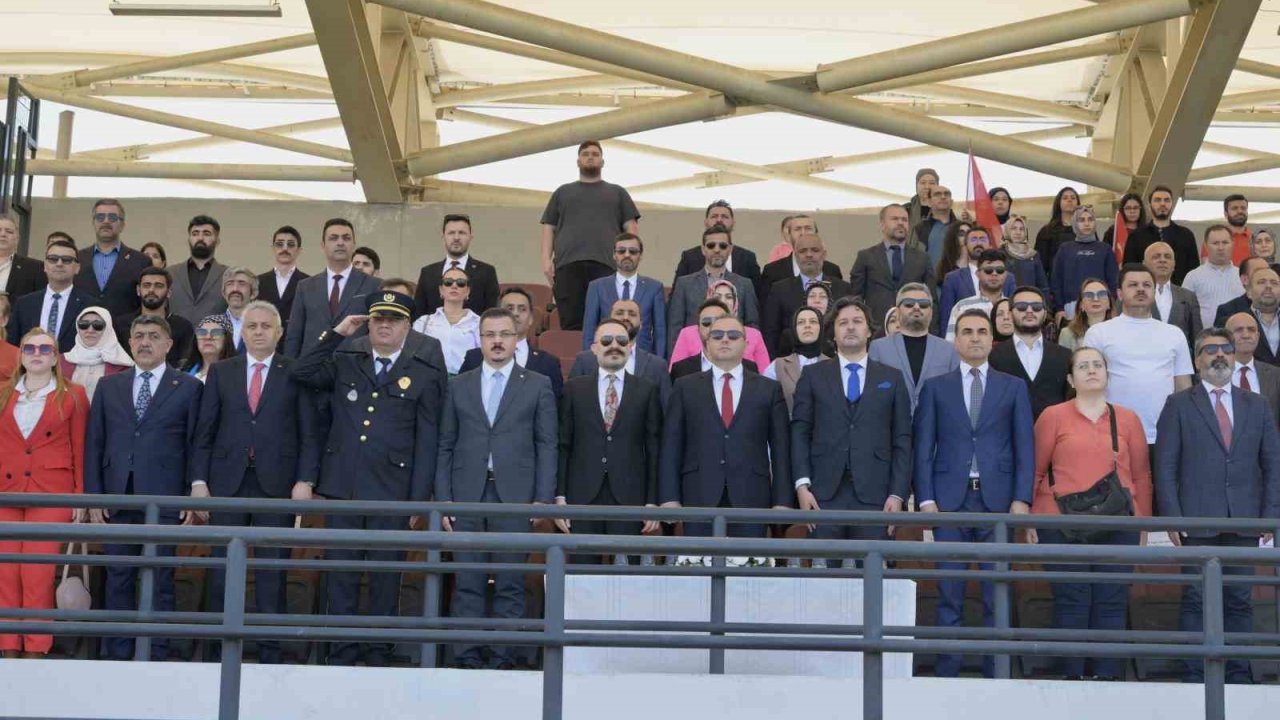 Esenyurt’ta 19 Mayıs coşkusu doyasıya yaşandı: Yüzlerce kişi Turgut Özal Stadyumu’nda buluştu