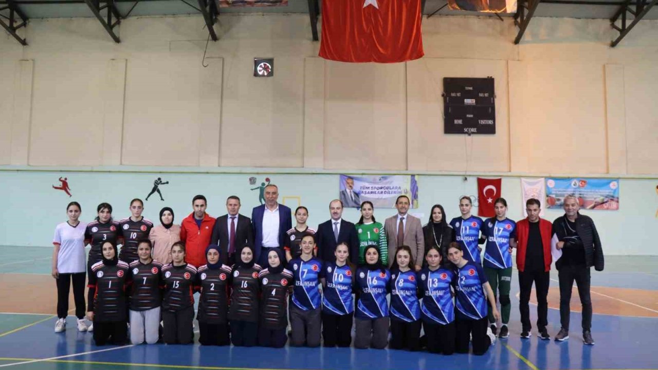 Oltu’da hentbolun şampiyonu Oltu Anadolu Lisesi