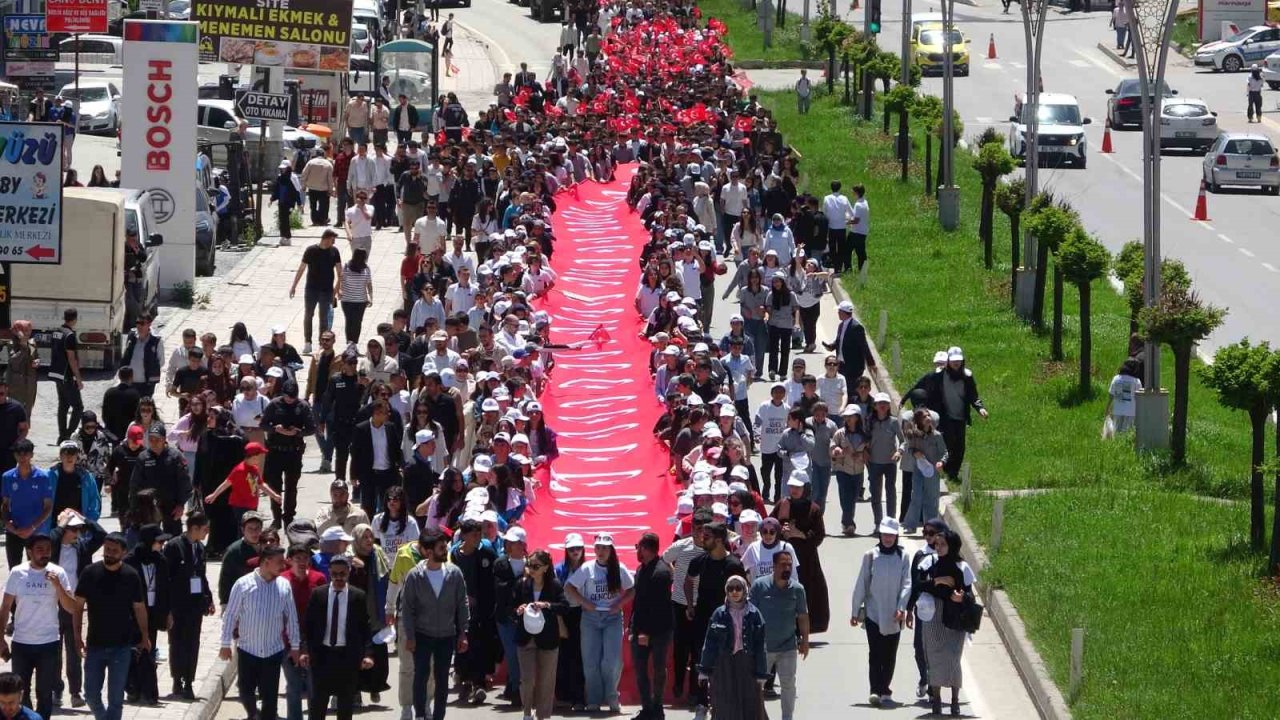 Bitlis’te Gençlik Festivali ve Kitap Fuarı başladı