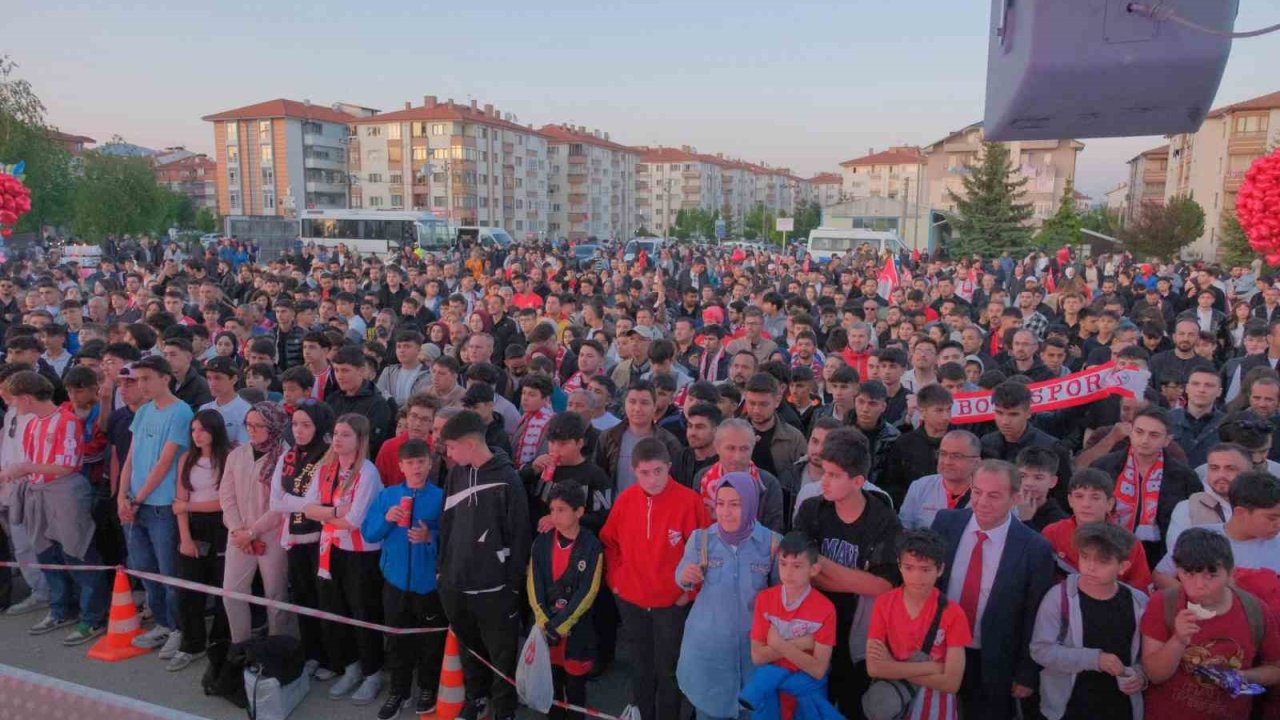 Boluspor-Bandırmaspor maçını yüzlerce taraftar dev ekrandan izledi