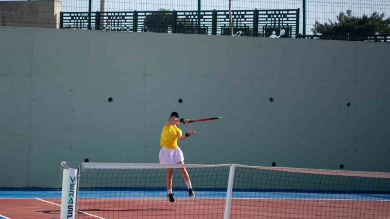 Kuşadası Tenis Kulübü’nde 19 Mayıs turnuvası heyecanı yaşandı