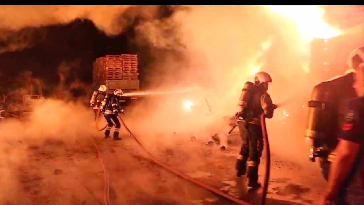 Gebze’de palet deposunda yangın paniği