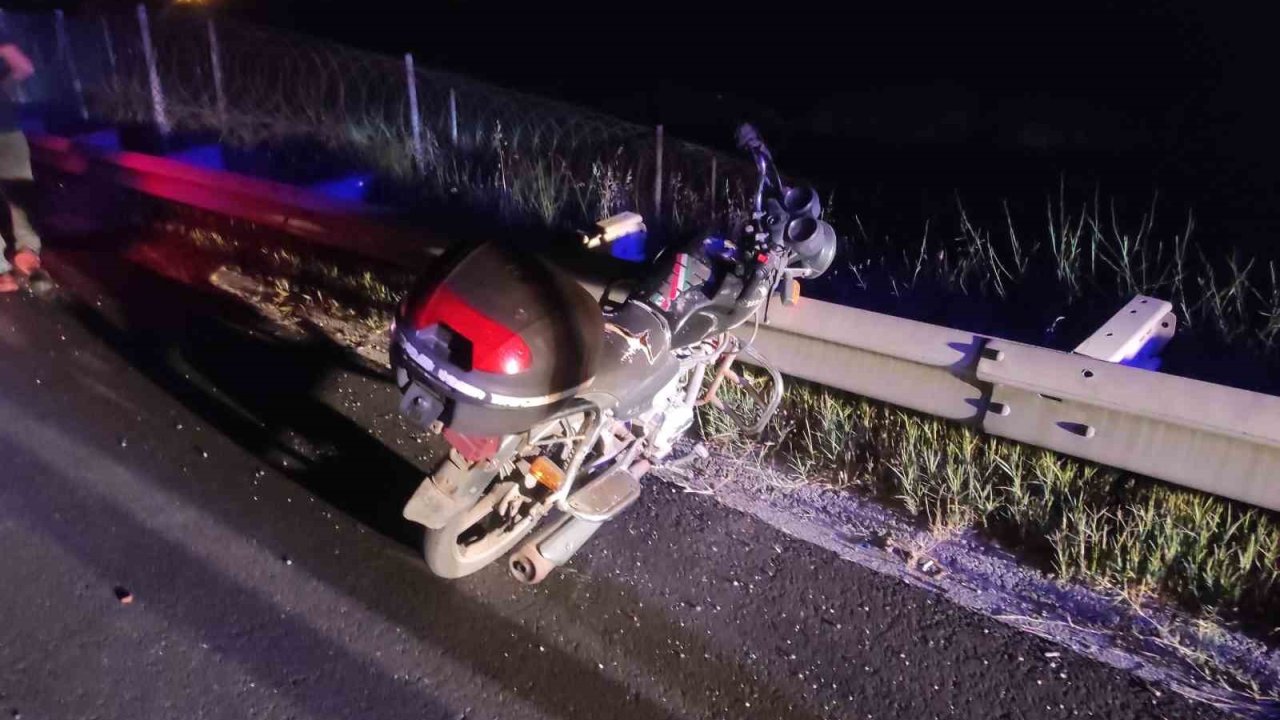 Bariyerlere sıkışmış motosikleti trafik ekiplerinin dikkati ortaya çıkardı