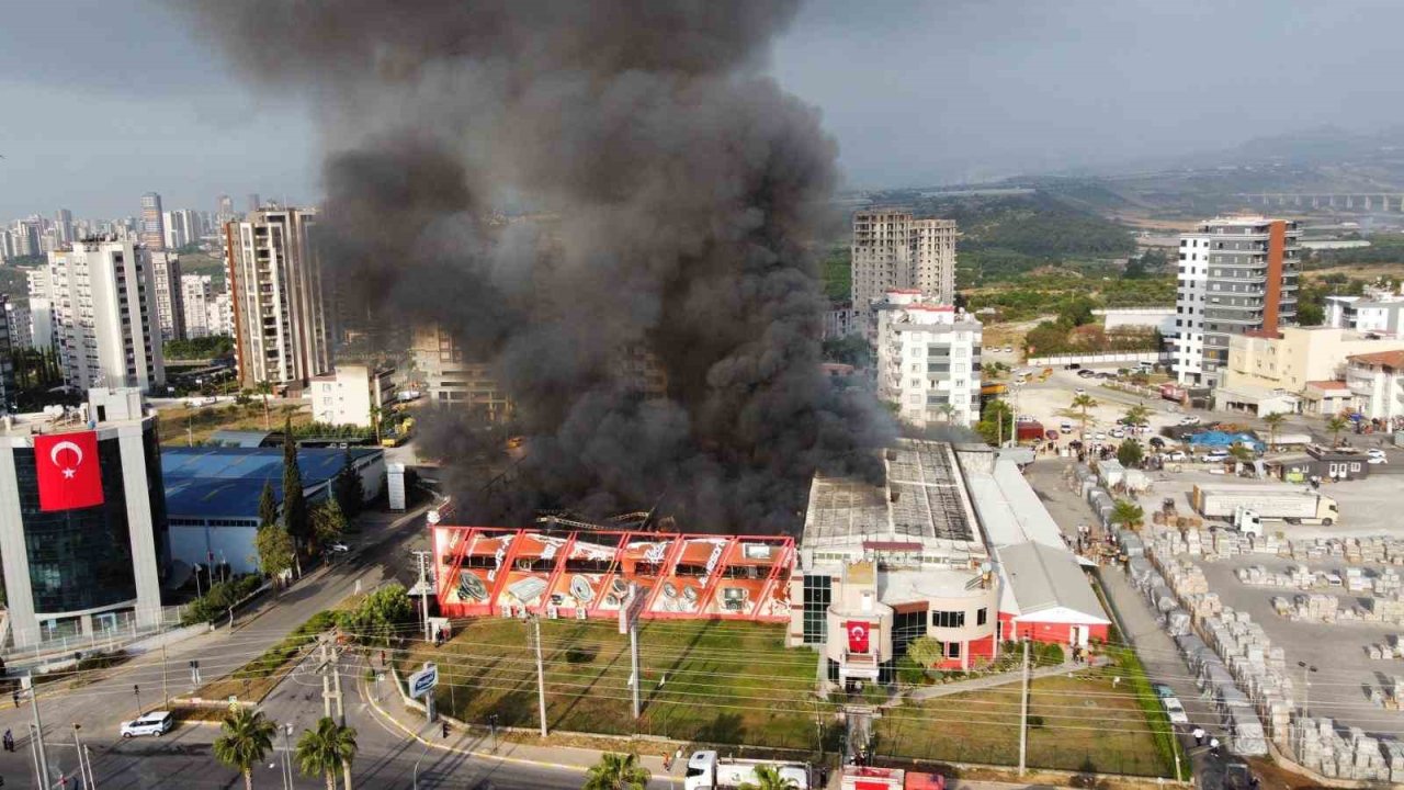Mersin’deki fabrika yangını sürüyor: Son durum havadan görüntülendi