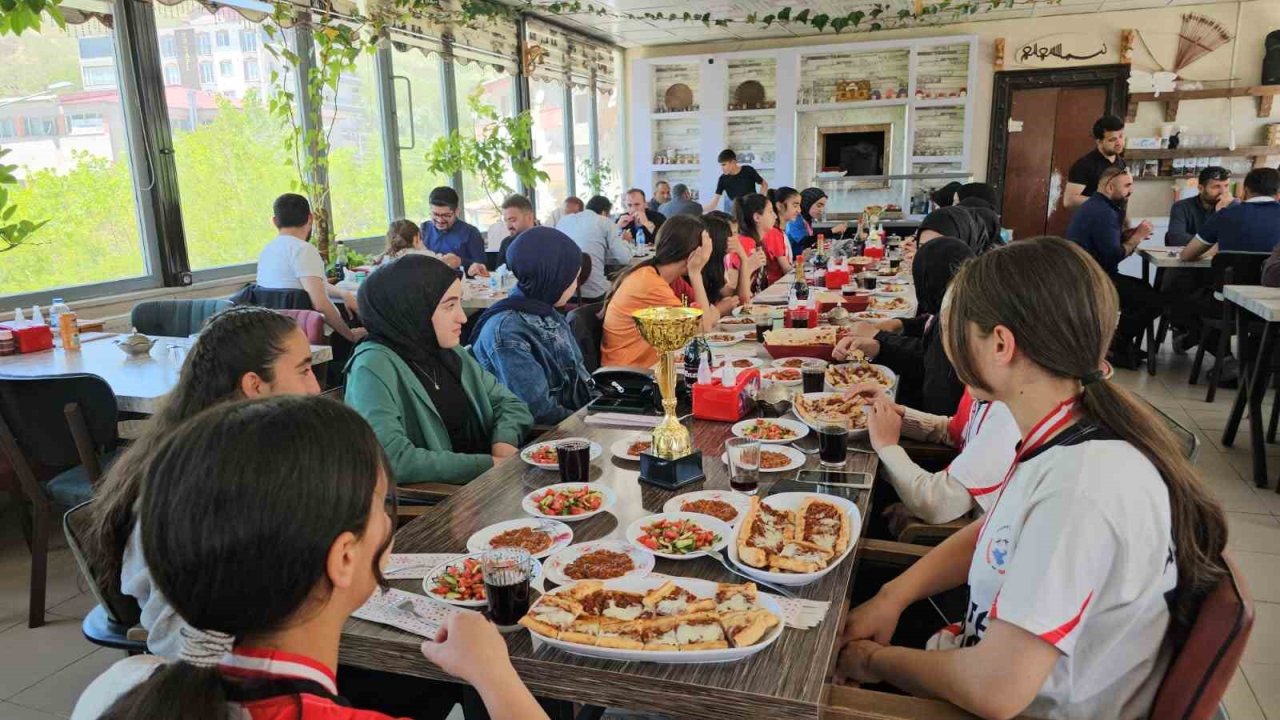 Kız voleybol takımları beldeye 2 kupa kazandırdı