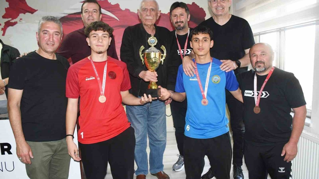 Kayseri Süper U-18 Ligi şampiyonları kupalarını aldı