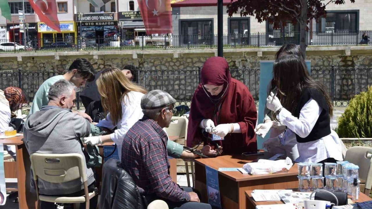 Bayburt’ta ‘Hipertansiyon Günü’ kapsamında vatandaşların tansiyonları ölçüldü