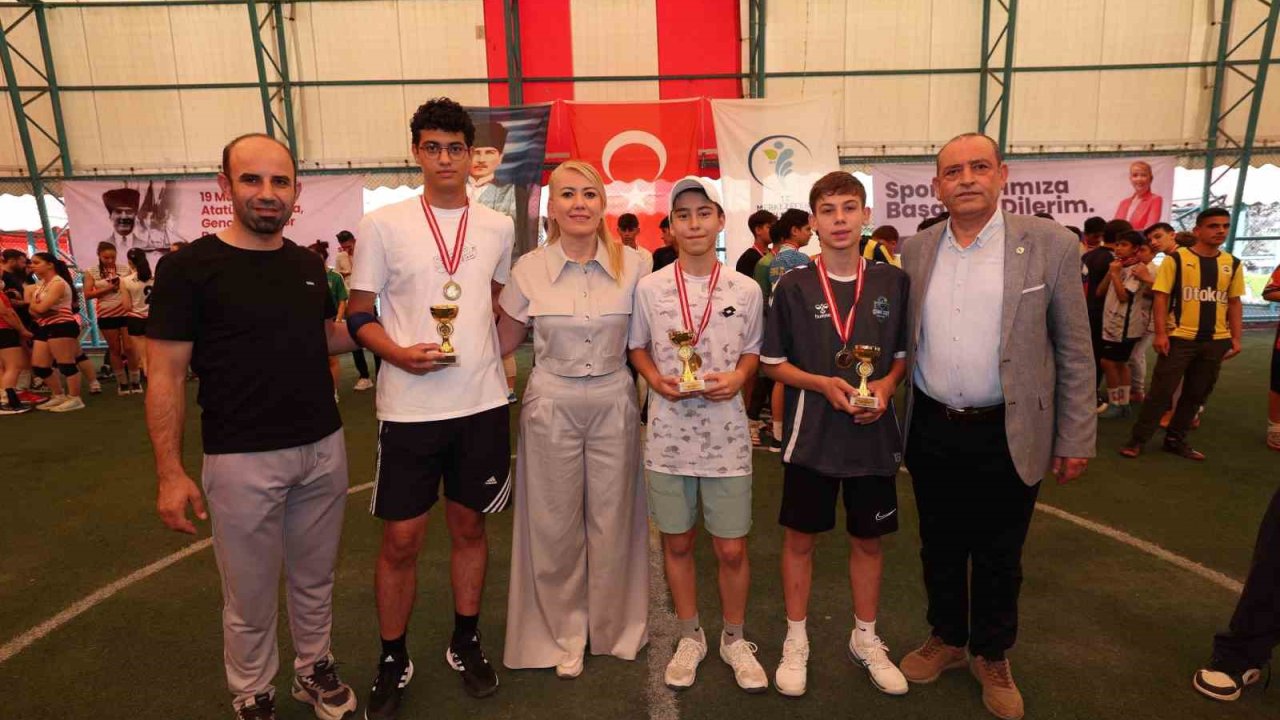 Merkezefendi turnuvalarında dereceye giren genç sporculara ödülleri takdim edildi