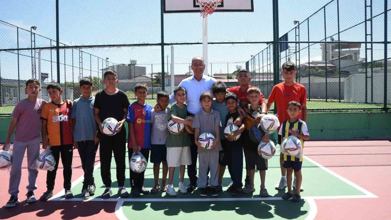 Başkan söz verip, yerine getirdiği sahada çocuklarla basketbol oynadı
