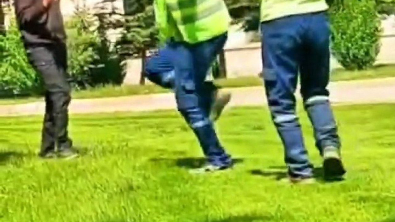 Davulun sesini duyan temizlik görevlileri, oynamaya başladı