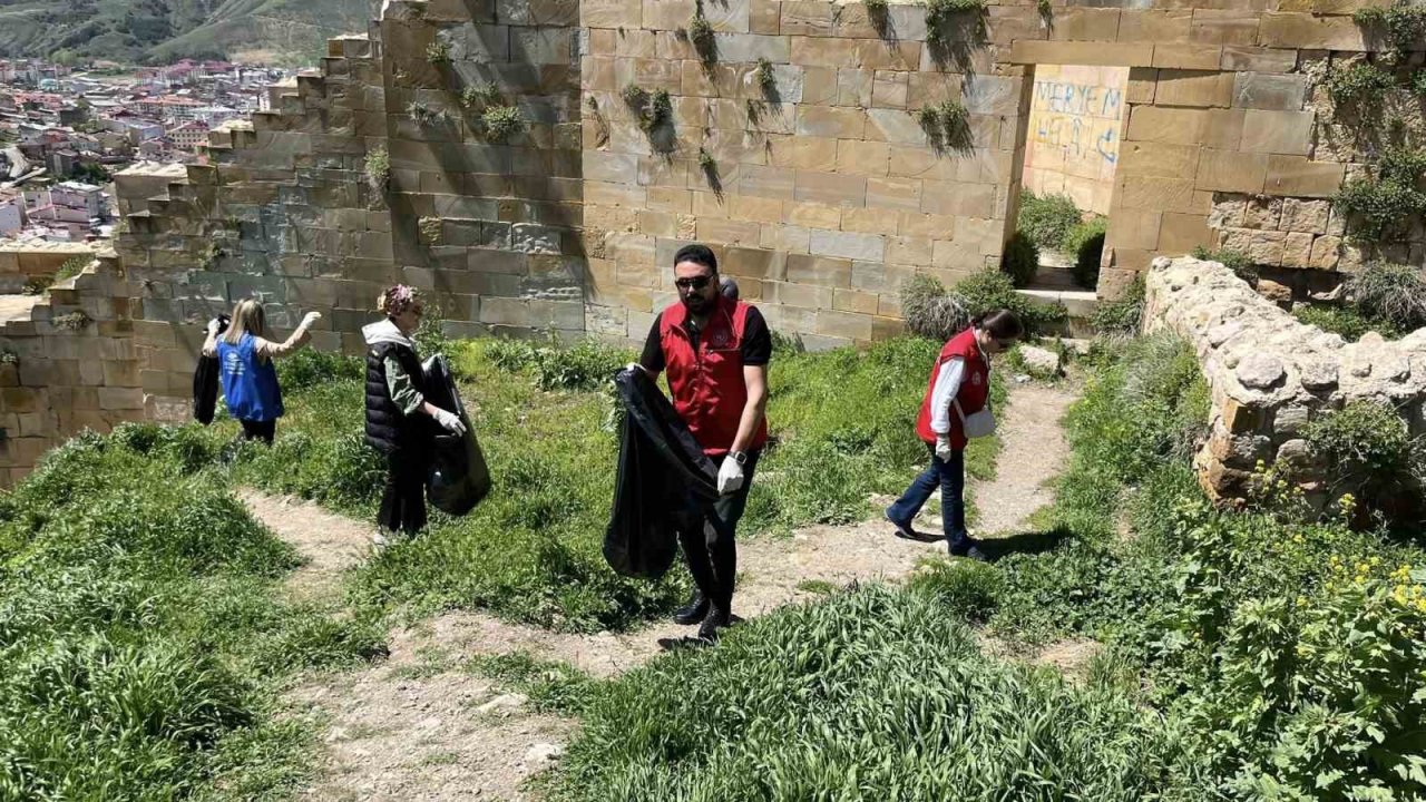 Tarihi Bayburt Kalesi’nde çevre temizliği yapıldı