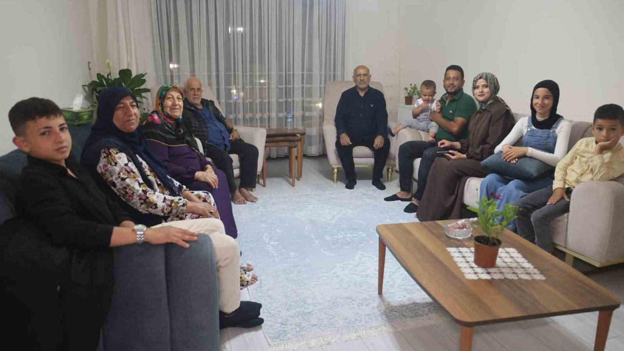 Yeni yuvasında ilk misafiri olan Bakan Kurum’a 9 evladının ismini tek solukta sayan depremzede baba gülümsetti