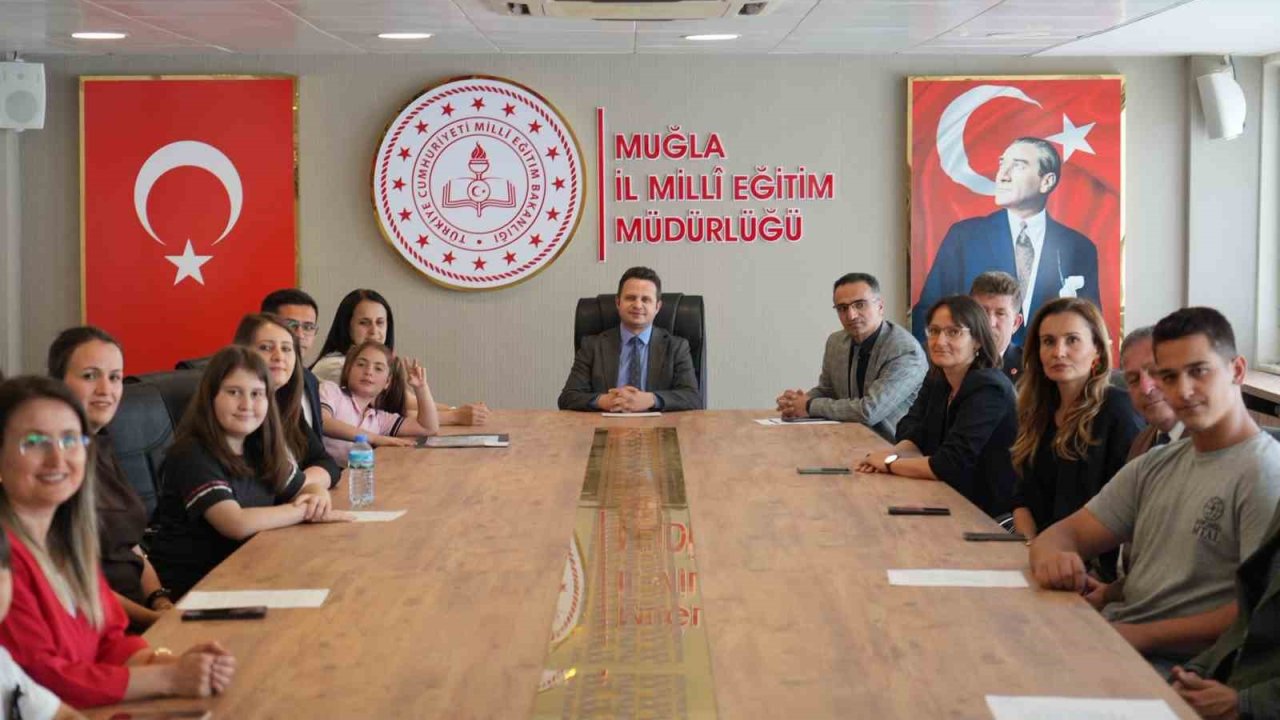 "Bir Kitap Bir İnsan" projesi kapsamında öğrencilerin değerli eserleri ödüllendirildi