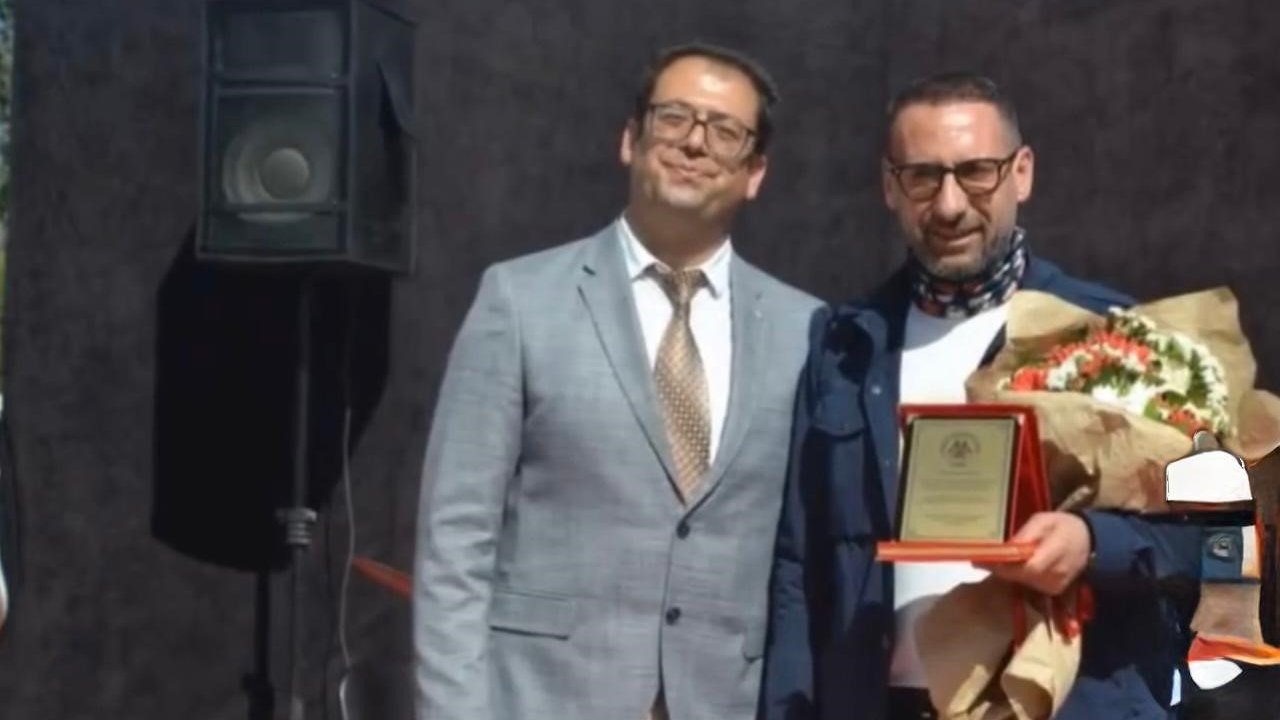 Bir zamanlar tuğla taşıdığı okula, bağışta bulundu