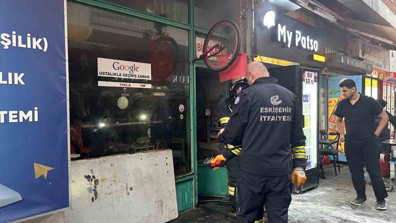 Kanser olan arkadaşı için baktığı dükkan alevler içinde kaldı